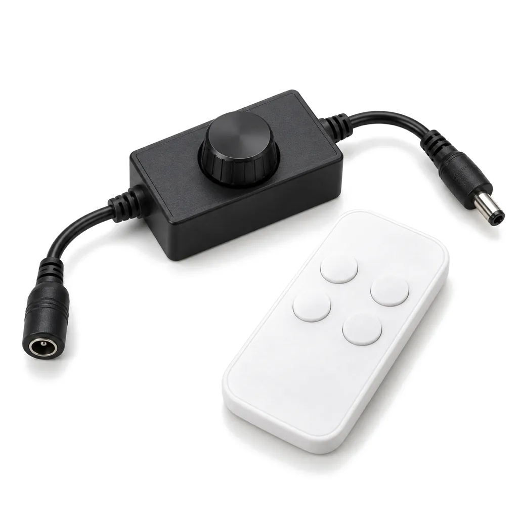 Atenuador LED de 12 V negro con perilla y cables con clavija, junto a un control remoto RF blanco, sobre fondo blanco
